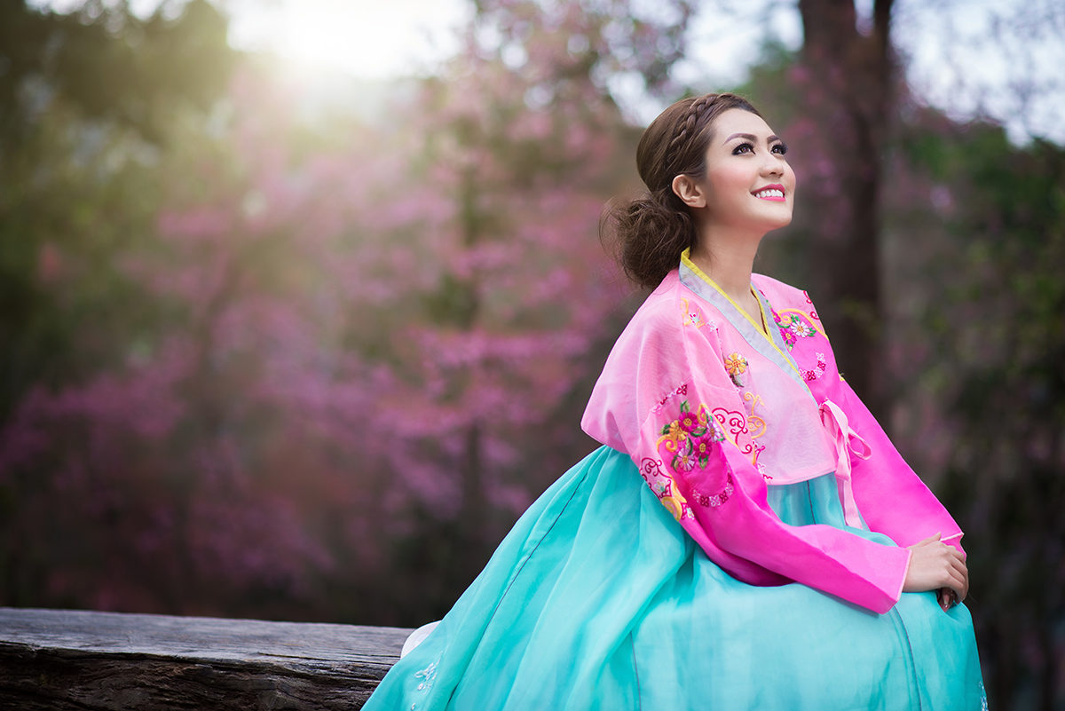 Кореянка в традиционном костюме-ханбок